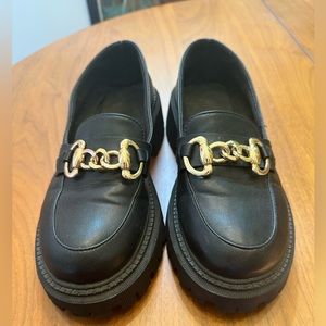 Chunky platform loafers made of vegan/synthetic leather.